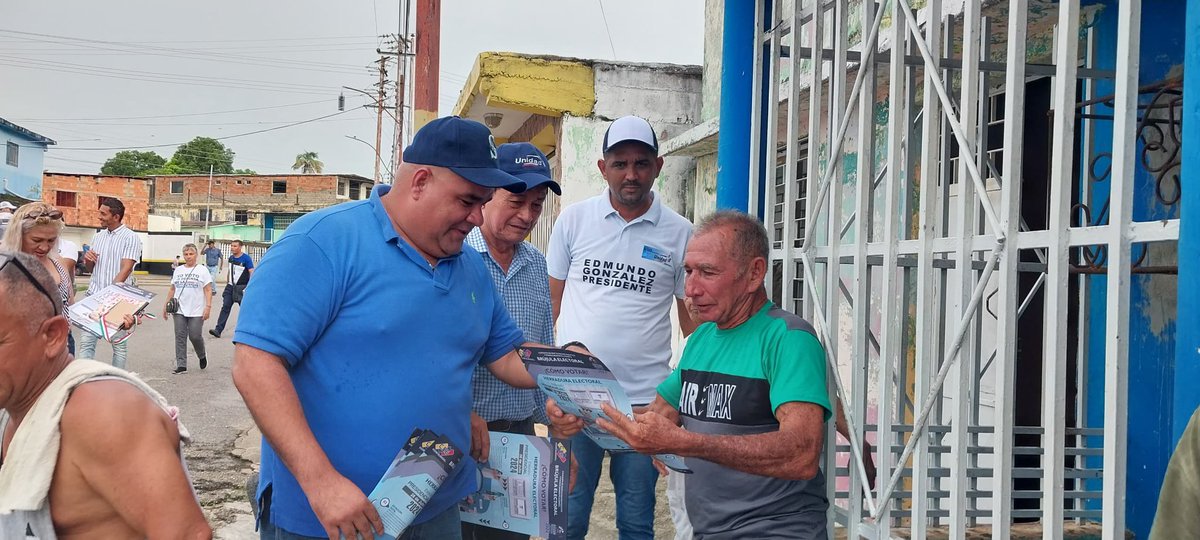 MonagasAD's tweet photo. Desde el sector 23 de enero parroquia San Simón, municipio Maturin. En un casa por casa seguimos trabajando por la democracia y enseñando a la gente a votar para este 28 de Julio @EdmundoGU llegue a la presidencia de nuestro país. 
#VamosAGanar https://t.co/KpXUuOB75z