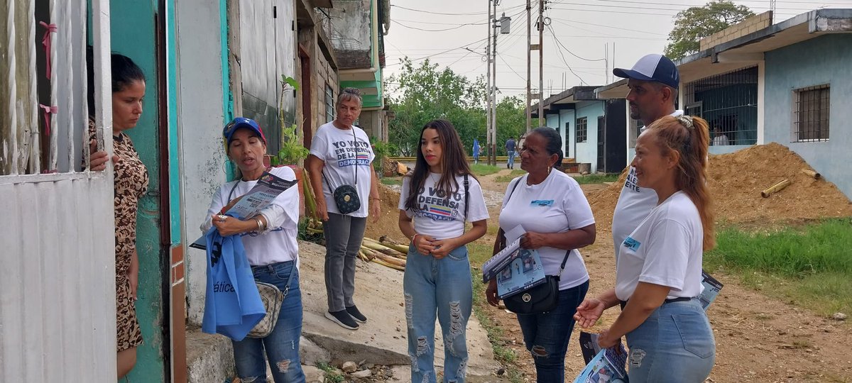 MonagasAD's tweet photo. Desde el sector 23 de enero parroquia San Simón, municipio Maturin. En un casa por casa seguimos trabajando por la democracia y enseñando a la gente a votar para este 28 de Julio @EdmundoGU llegue a la presidencia de nuestro país. 
#VamosAGanar https://t.co/KpXUuOB75z