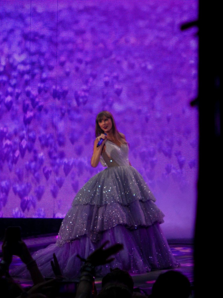 b6iley's tweet photo. amsterdam 7/4/24 https://t.co/vtWKCC8eLw