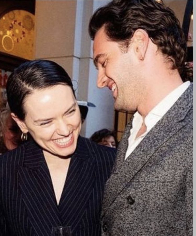 oliviamunne's tweet photo. Would trade left arm to be called Daisy Ridley’s husband 😩🤌🏻 https://t.co/sEQDdlCtdO