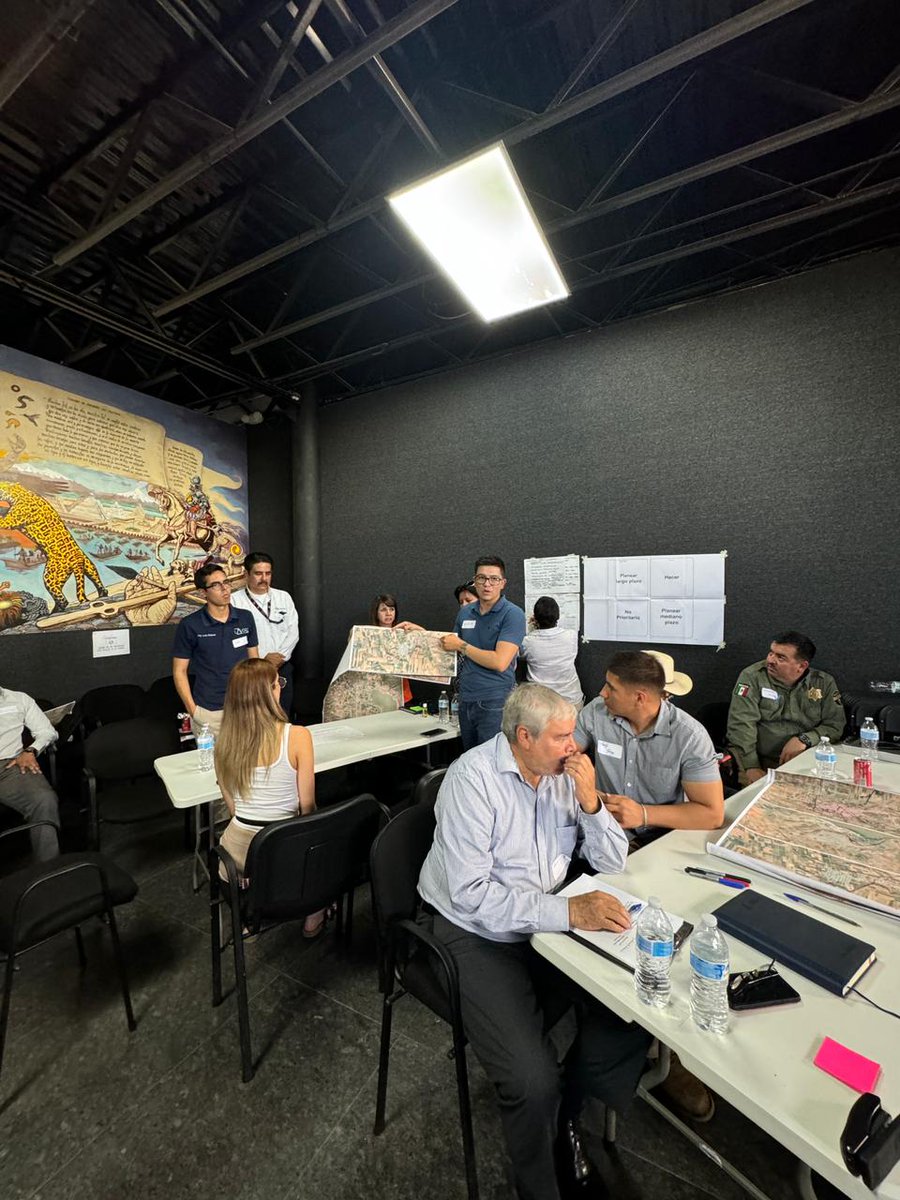 MeyerFalcon's tweet photo. Seguimos trabajando en la planeación del territorio también al norte del país.

Se llevaron a cabo talleres ciudadanos para elaborar los Programas de Desarrollo Urbano de Cuauhtémoc y Jiménez, Chihuahua. 

El ordenamiento territorial de @SEDATU_mx sigue avanzando. #EnBuenPlan 📝 https://t.co/4uInmxDSIL