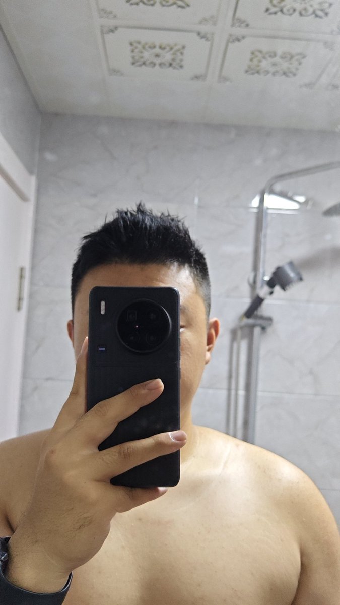 顶着鸟巢般的头发  去上班
我 尼玛