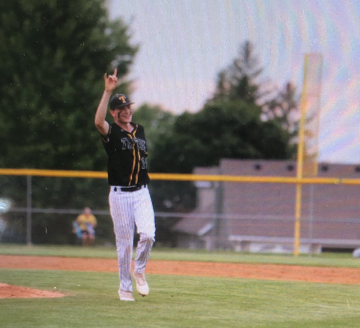 ConSports2's tweet photo. F: Tipton 12, Durant 7. Tigers stun Wildcats to continue Cinderella run @TiptonTigersCSD @TiptonBaseball https://t.co/NavUEIpmn2