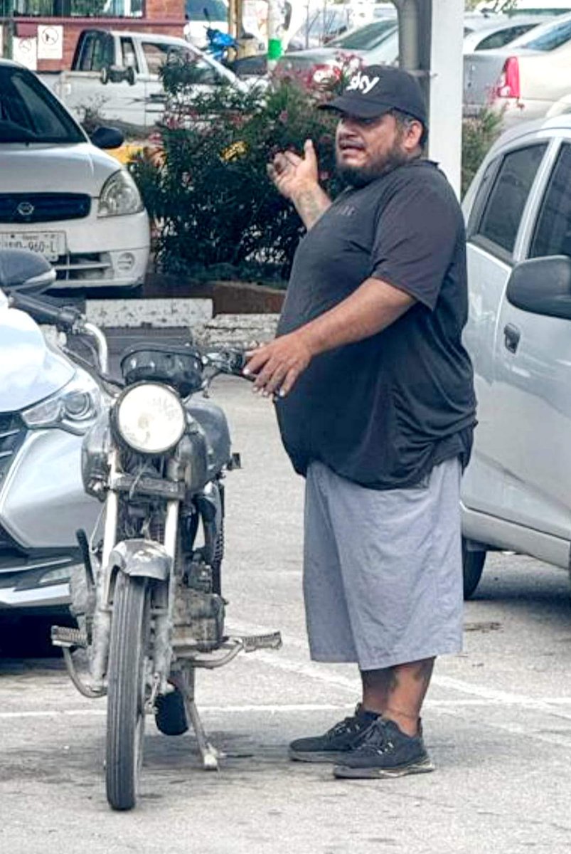 VivoEnCancun's tweet photo. Circulan las imágenes de un sujeto que ha Sido captado robando pilas de los autos estacionados en diversas plazas de Cancún, recientemente cometió sus robos en la Plaza Kabah de la Leona y Av. Kabah , tomen precauciones si acuden a esa plaza, o a cualquiera, ya que no se hacen responsables