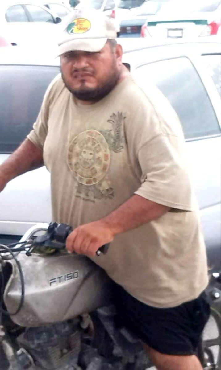 VivoEnCancun's tweet photo. Circulan las imágenes de un sujeto que ha Sido captado robando pilas de los autos estacionados en diversas plazas de Cancún, recientemente cometió sus robos en la Plaza Kabah de la Leona y Av. Kabah , tomen precauciones si acuden a esa plaza, o a cualquiera, ya que no se hacen responsables