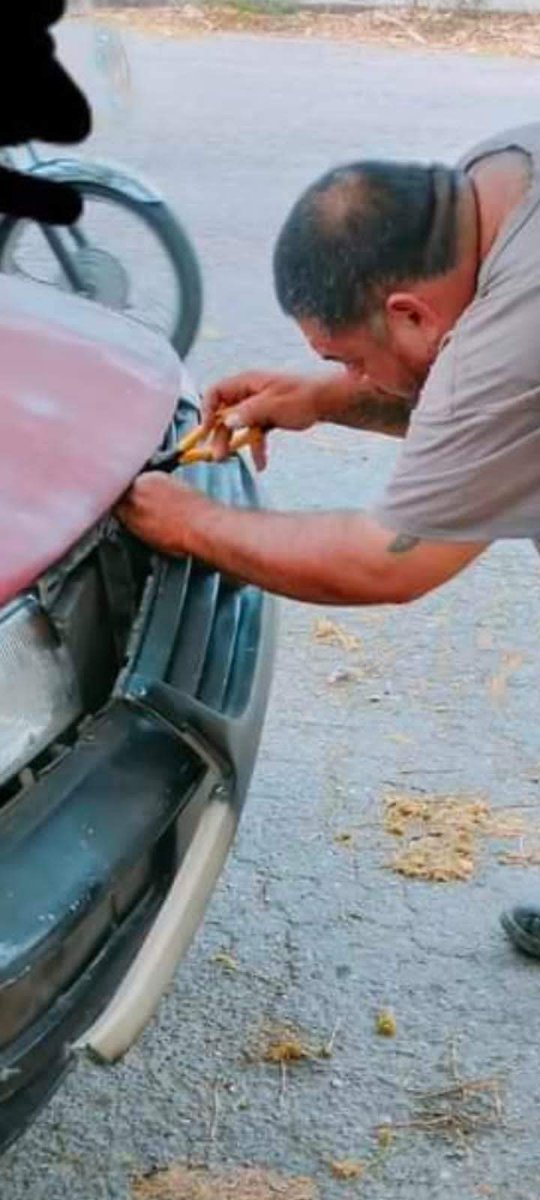 Circulan las imágenes de un sujeto que ha Sido captado robando pilas de los autos estacionados en diversas plazas de Cancún, recientemente cometió sus robos en la Plaza Kabah de la Leona y Av. Kabah , tomen precauciones si acuden a esa plaza, o a cualquiera, ya que no se hacen