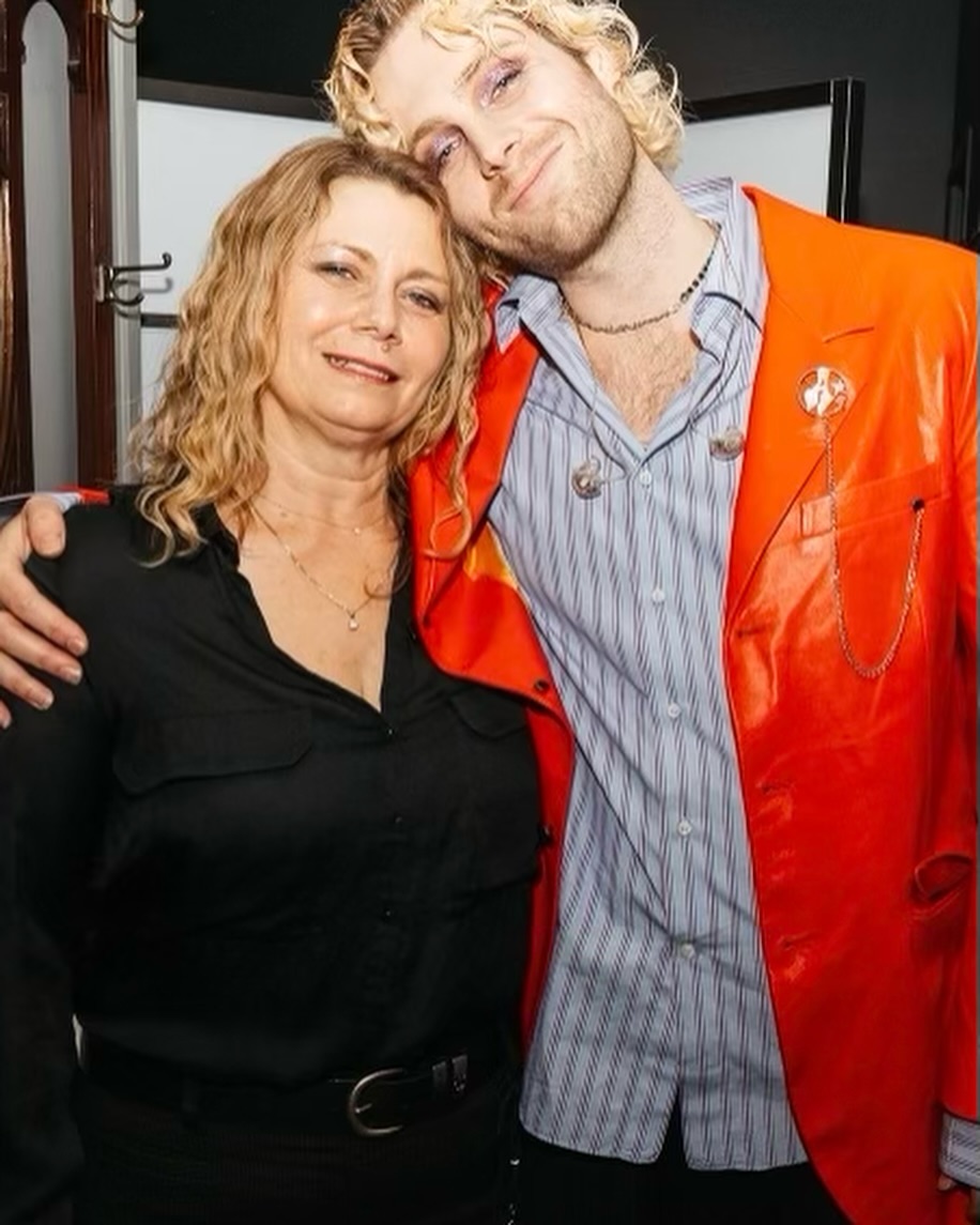 5SOSCent_am's tweet photo. ¡Luke con su mamá! 🤍

📸: Jessgleesom https://t.co/HuD77YnxQQ