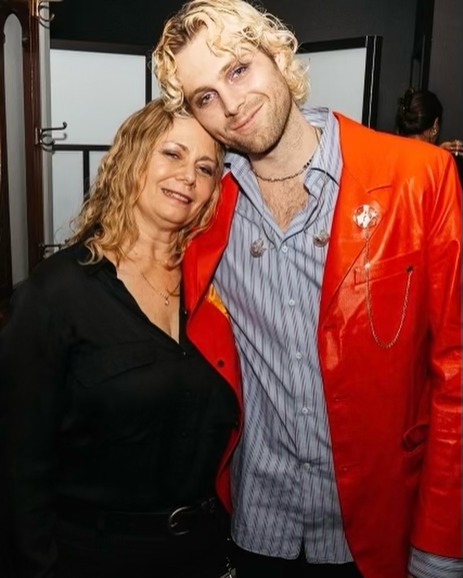 5SOSCent_am's tweet photo. ¡Luke con su mamá! 🤍

📸: Jessgleesom https://t.co/HuD77YnxQQ