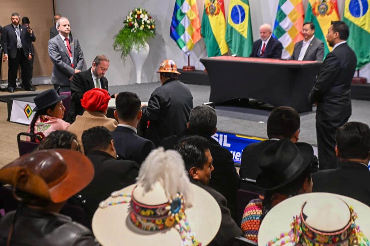 LuchoXBolivia's tweet photo. En el marco de la visita de nuestro hermano presidente del #Brasil, @LulaOficial, firmamos 10 importantes convenios bilaterales.

1. Acuerdo de cooperación para fortalecer la lucha contra la trata de personas, tráfico ilícito de migrantes y delitos conexos.
2. Acuerdo complementario de cooperación técnica, científica y tecnológica para el proyecto fortalecimiento en gestión migratoria.
3. Acuerdo complementario de cooperación técnica, científica y tecnológica para el proyecto de capacitación de personal encargado de la lucha contra el narcotráfico.
4. Protocolo de intención sobre acceso recíproco a los servicios públicos de salud.
5. Memorándum de entendimiento para la modificación de la operación de la central hidroeléctrica de Jirau a cota 90 metros.
6. Memorándum de entendimiento en materia de integración eléctrica entre los sistemas interconectados de Bolivia y Brasil.
7. Tercera adenda al Memorándum de entendimiento en materia energética.
8. Acuerdo de cooperación para la comercialización de fertilizantes y cloruro de sodio.
9. Carta de intenciones sobre comercialización e industrialización de minerales metálicos y no metálicos.
10. Memorándum de entendimiento para la exportación de fertilizantes e insumos agrícolas.

Con la suscripción de estos acuerdos arranca una nueva era en nuestras relaciones 🇧🇷🇧🇴.