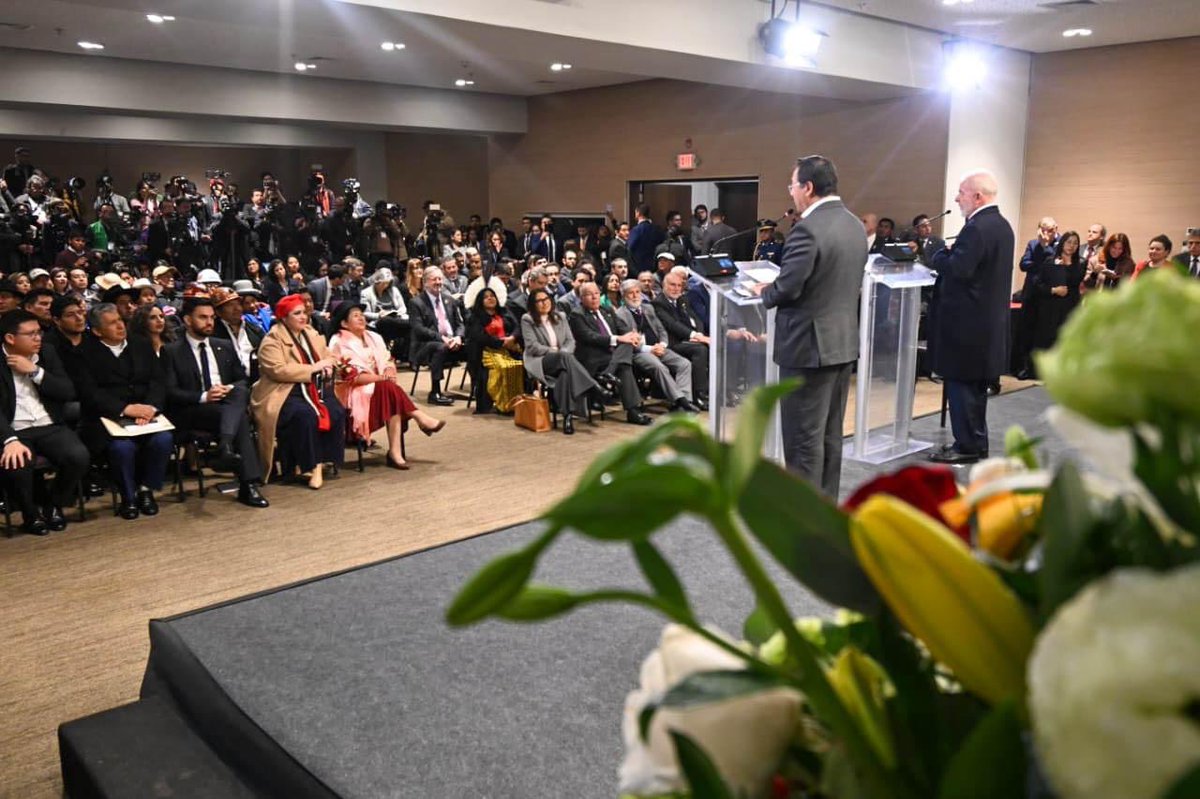 LuchoXBolivia's tweet photo. En el marco de la visita de nuestro hermano presidente del #Brasil, @LulaOficial, firmamos 10 importantes convenios bilaterales.

1. Acuerdo de cooperación para fortalecer la lucha contra la trata de personas, tráfico ilícito de migrantes y delitos conexos.
2. Acuerdo complementario de cooperación técnica, científica y tecnológica para el proyecto fortalecimiento en gestión migratoria.
3. Acuerdo complementario de cooperación técnica, científica y tecnológica para el proyecto de capacitación de personal encargado de la lucha contra el narcotráfico.
4. Protocolo de intención sobre acceso recíproco a los servicios públicos de salud.
5. Memorándum de entendimiento para la modificación de la operación de la central hidroeléctrica de Jirau a cota 90 metros.
6. Memorándum de entendimiento en materia de integración eléctrica entre los sistemas interconectados de Bolivia y Brasil.
7. Tercera adenda al Memorándum de entendimiento en materia energética.
8. Acuerdo de cooperación para la comercialización de fertilizantes y cloruro de sodio.
9. Carta de intenciones sobre comercialización e industrialización de minerales metálicos y no metálicos.
10. Memorándum de entendimiento para la exportación de fertilizantes e insumos agrícolas.

Con la suscripción de estos acuerdos arranca una nueva era en nuestras relaciones 🇧🇷🇧🇴.