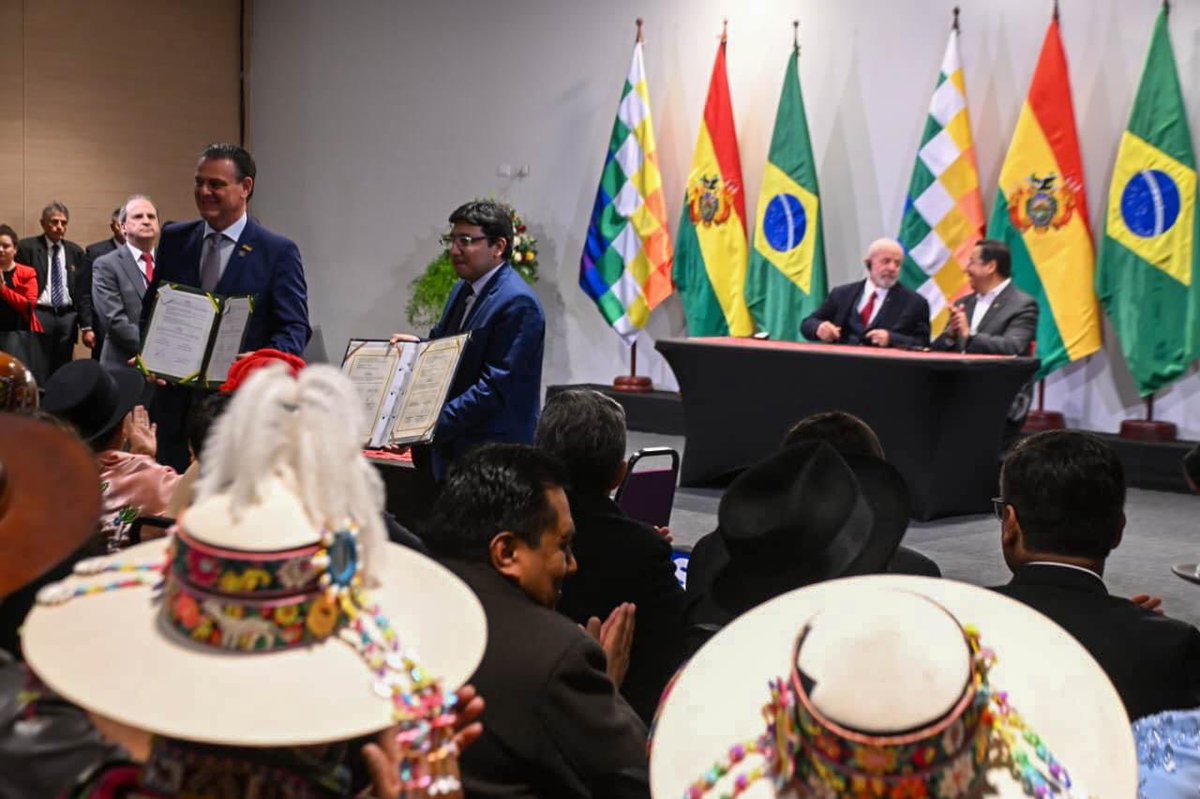 LuchoXBolivia's tweet photo. En el marco de la visita de nuestro hermano presidente del #Brasil, @LulaOficial, firmamos 10 importantes convenios bilaterales.

1. Acuerdo de cooperación para fortalecer la lucha contra la trata de personas, tráfico ilícito de migrantes y delitos conexos.
2. Acuerdo complementario de cooperación técnica, científica y tecnológica para el proyecto fortalecimiento en gestión migratoria.
3. Acuerdo complementario de cooperación técnica, científica y tecnológica para el proyecto de capacitación de personal encargado de la lucha contra el narcotráfico.
4. Protocolo de intención sobre acceso recíproco a los servicios públicos de salud.
5. Memorándum de entendimiento para la modificación de la operación de la central hidroeléctrica de Jirau a cota 90 metros.
6. Memorándum de entendimiento en materia de integración eléctrica entre los sistemas interconectados de Bolivia y Brasil.
7. Tercera adenda al Memorándum de entendimiento en materia energética.
8. Acuerdo de cooperación para la comercialización de fertilizantes y cloruro de sodio.
9. Carta de intenciones sobre comercialización e industrialización de minerales metálicos y no metálicos.
10. Memorándum de entendimiento para la exportación de fertilizantes e insumos agrícolas.

Con la suscripción de estos acuerdos arranca una nueva era en nuestras relaciones 🇧🇷🇧🇴.