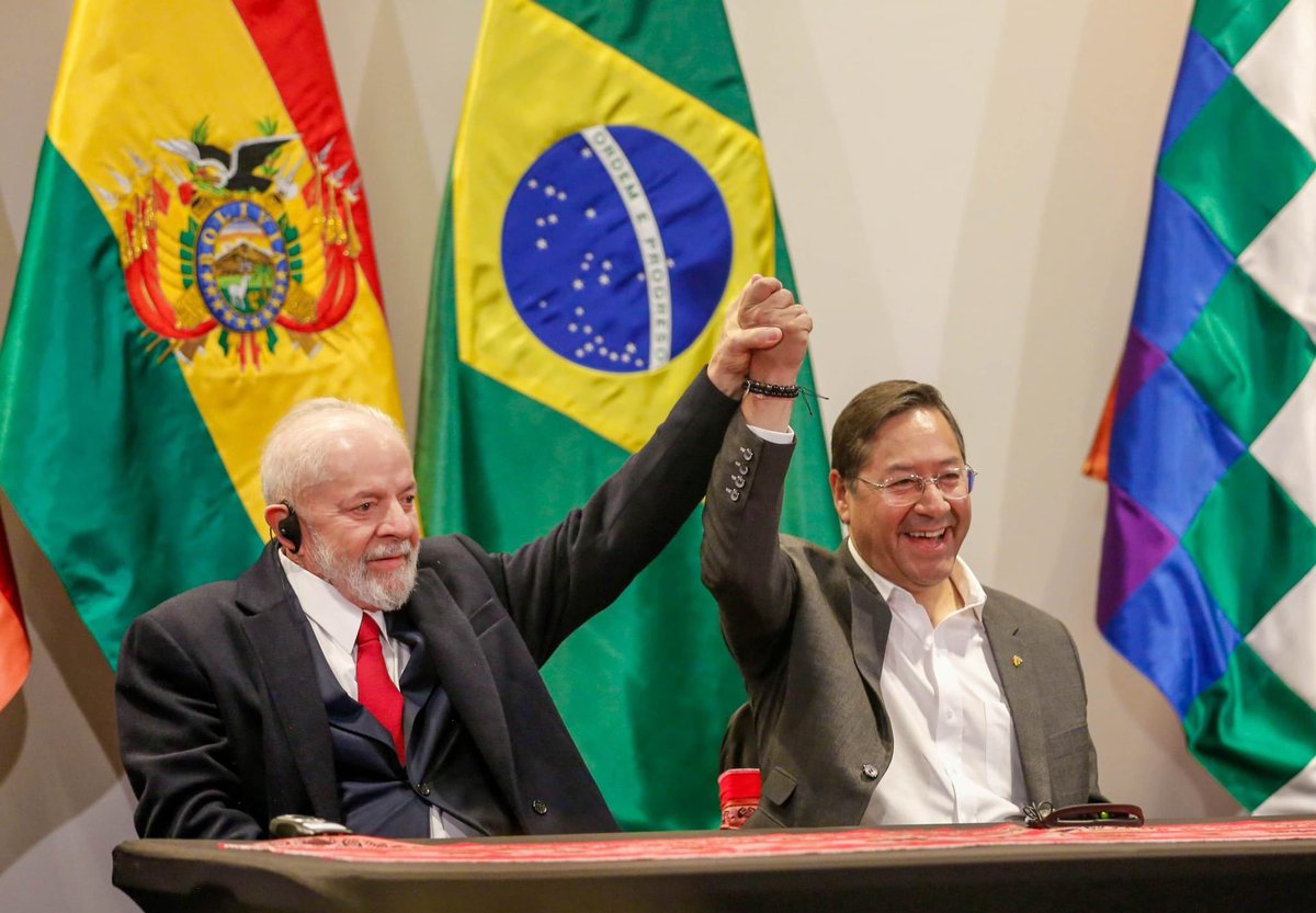 LuchoXBolivia's tweet photo. En el marco de la visita de nuestro hermano presidente del #Brasil, @LulaOficial, firmamos 10 importantes convenios bilaterales.

1. Acuerdo de cooperación para fortalecer la lucha contra la trata de personas, tráfico ilícito de migrantes y delitos conexos.
2. Acuerdo complementario de cooperación técnica, científica y tecnológica para el proyecto fortalecimiento en gestión migratoria.
3. Acuerdo complementario de cooperación técnica, científica y tecnológica para el proyecto de capacitación de personal encargado de la lucha contra el narcotráfico.
4. Protocolo de intención sobre acceso recíproco a los servicios públicos de salud.
5. Memorándum de entendimiento para la modificación de la operación de la central hidroeléctrica de Jirau a cota 90 metros.
6. Memorándum de entendimiento en materia de integración eléctrica entre los sistemas interconectados de Bolivia y Brasil.
7. Tercera adenda al Memorándum de entendimiento en materia energética.
8. Acuerdo de cooperación para la comercialización de fertilizantes y cloruro de sodio.
9. Carta de intenciones sobre comercialización e industrialización de minerales metálicos y no metálicos.
10. Memorándum de entendimiento para la exportación de fertilizantes e insumos agrícolas.

Con la suscripción de estos acuerdos arranca una nueva era en nuestras relaciones 🇧🇷🇧🇴.