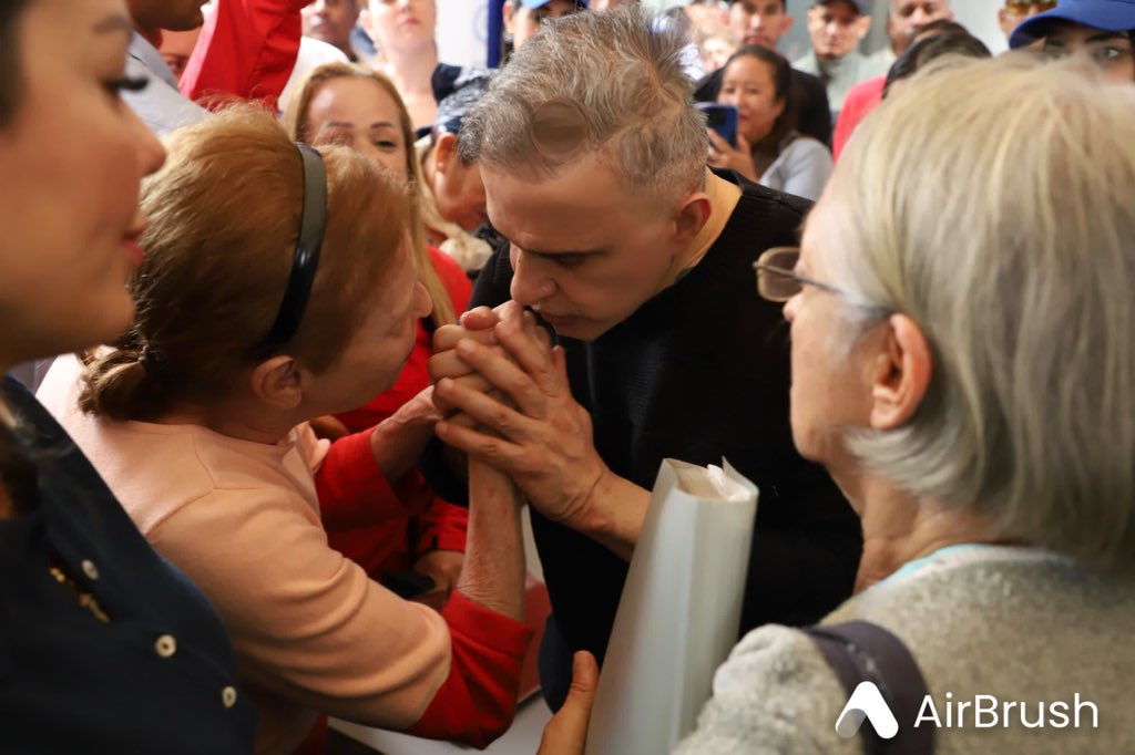 TarekWiliamSaab's tweet photo. Visitó el municipio Baruta

*Fiscal General Tarek William Saab resaltó atención a más de un millón 200 mil personas a lo largo de siete años de su gestión en el MP*

(Caracas, 9 de julio de 2024) El Fiscal General de la República, Tarek William Saab, informó que el Ministerio Público ha atendido, a lo largo siete años, a un total de un millón 219 mil 830 personas a escala nacional, mediante sus programas de atención directa en sedes físicas de la institución; así como jornadas de justicia de calle en comunidades y parroquias de todo el país.

“Se dice fácil, pero calculen ustedes en siete años llegar a atender de forma directa y personalizada a un millón 219 mil 830 personas. Esto merece un aplauso, porque no ha sido fácil lograr cohesionar profesionalmente a nuestro equipo. Aún falta camino por recorrer y cada día estamos depurando más para que sea una vía de atención directa; y que los casos se resuelvan”, expresó Saab.

Durante la realización de la jornada de “El Ministerio Público va a tu Comunidad” desde la Plaza Bolívar de Baruta (estado Miranda), el titular de la acción penal refirió que desde agosto de 2022 se han atendido 45.017 personas en todo el territorio nacional y de ellas se obtuvieron 5.224 denuncias que revisten carácter penal.
Con respecto a “El Ministerio Público Atiende tu Denuncia en la Parroquia” (iniciado en enero del presente año) se han contabilizado 7.589 personas atendidas. La sumatoria de ambos programas de calle arroja hasta la fecha un total de 130.772 denuncias; de las cuales 6.892 revisten carácter penal.

“Siempre le pido a quien se acerque a poner una denuncia que nunca haga la simulación de un hecho punible para dañar a alguien o inventen algo, porque ponen al Ministerio Público a abrir líneas de investigación que resultan sin medios de prueba en algo negativo”, analizó el alto funcionario.

Baruta
Con respecto a la jornada realizada en el municipio Baruta, informó se desplegaron 86 funcionarios; entre ellos 9 directores generales, 32 directores de línea y 41 fiscales del Área Metropolitana de Caracas.
Fueron atendidas 375 personas; 59 de estas realizaron denuncias de carácter penal por perturbación, apropiación indebida, violencia de género, hurto y corrupción; entre otros. Por su parte, a 275 personas se les brindaron orientaciones; entre ellas 81 eran causas que no revisten carácter penal y 99 fueron referidas a otros organismos. También, se registraron 95 personas con problemáticas de convivencia vecinal.
Adicionalmente, se atendieron 35 solicitudes de agilización de causas y se tramitaron seis solicitudes de asistencia social.   
“Lo que fue opacidad e inacción en el pasado por parte del Ministerio Público, quedó olvidado para siempre en el país con una acción permanente y consecuente de nuestra labor para hacer justicia”, expresó Saab.