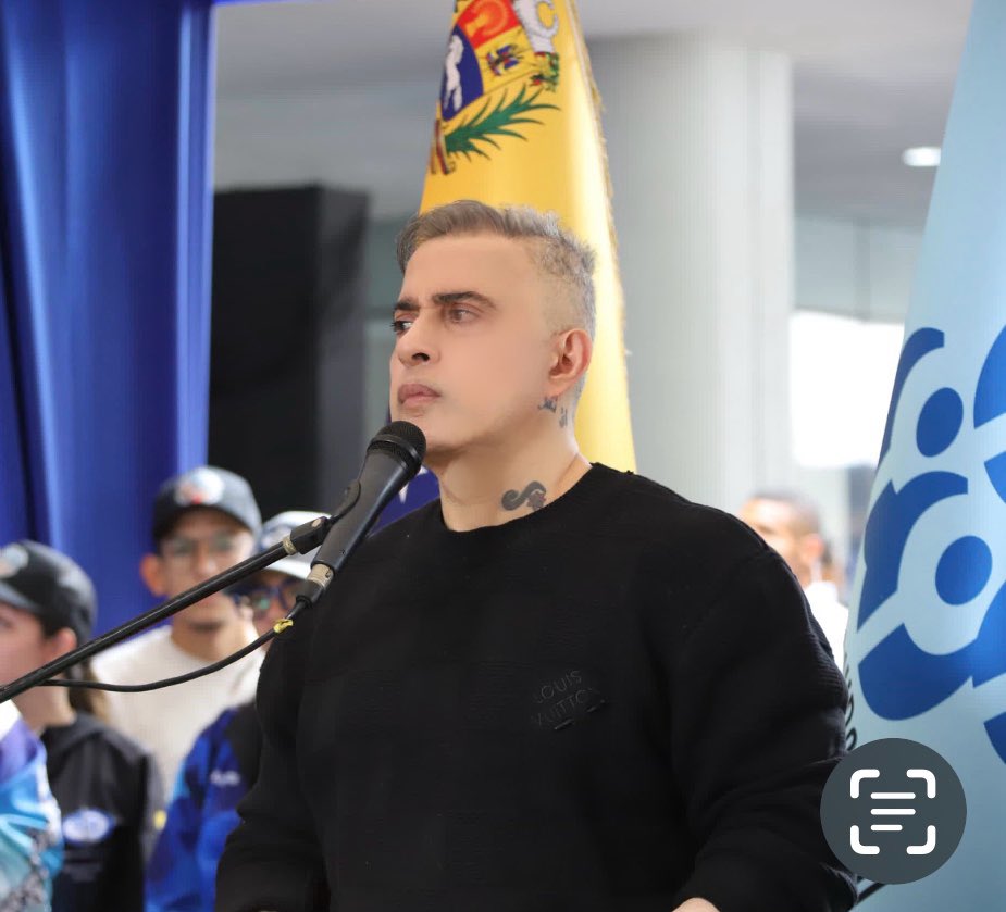 TarekWiliamSaab's tweet photo. Visitó el municipio Baruta

*Fiscal General Tarek William Saab resaltó atención a más de un millón 200 mil personas a lo largo de siete años de su gestión en el MP*

(Caracas, 9 de julio de 2024) El Fiscal General de la República, Tarek William Saab, informó que el Ministerio Público ha atendido, a lo largo siete años, a un total de un millón 219 mil 830 personas a escala nacional, mediante sus programas de atención directa en sedes físicas de la institución; así como jornadas de justicia de calle en comunidades y parroquias de todo el país.

“Se dice fácil, pero calculen ustedes en siete años llegar a atender de forma directa y personalizada a un millón 219 mil 830 personas. Esto merece un aplauso, porque no ha sido fácil lograr cohesionar profesionalmente a nuestro equipo. Aún falta camino por recorrer y cada día estamos depurando más para que sea una vía de atención directa; y que los casos se resuelvan”, expresó Saab.

Durante la realización de la jornada de “El Ministerio Público va a tu Comunidad” desde la Plaza Bolívar de Baruta (estado Miranda), el titular de la acción penal refirió que desde agosto de 2022 se han atendido 45.017 personas en todo el territorio nacional y de ellas se obtuvieron 5.224 denuncias que revisten carácter penal.
Con respecto a “El Ministerio Público Atiende tu Denuncia en la Parroquia” (iniciado en enero del presente año) se han contabilizado 7.589 personas atendidas. La sumatoria de ambos programas de calle arroja hasta la fecha un total de 130.772 denuncias; de las cuales 6.892 revisten carácter penal.

“Siempre le pido a quien se acerque a poner una denuncia que nunca haga la simulación de un hecho punible para dañar a alguien o inventen algo, porque ponen al Ministerio Público a abrir líneas de investigación que resultan sin medios de prueba en algo negativo”, analizó el alto funcionario.

Baruta
Con respecto a la jornada realizada en el municipio Baruta, informó se desplegaron 86 funcionarios; entre ellos 9 directores generales, 32 directores de línea y 41 fiscales del Área Metropolitana de Caracas.
Fueron atendidas 375 personas; 59 de estas realizaron denuncias de carácter penal por perturbación, apropiación indebida, violencia de género, hurto y corrupción; entre otros. Por su parte, a 275 personas se les brindaron orientaciones; entre ellas 81 eran causas que no revisten carácter penal y 99 fueron referidas a otros organismos. También, se registraron 95 personas con problemáticas de convivencia vecinal.
Adicionalmente, se atendieron 35 solicitudes de agilización de causas y se tramitaron seis solicitudes de asistencia social.   
“Lo que fue opacidad e inacción en el pasado por parte del Ministerio Público, quedó olvidado para siempre en el país con una acción permanente y consecuente de nuestra labor para hacer justicia”, expresó Saab.