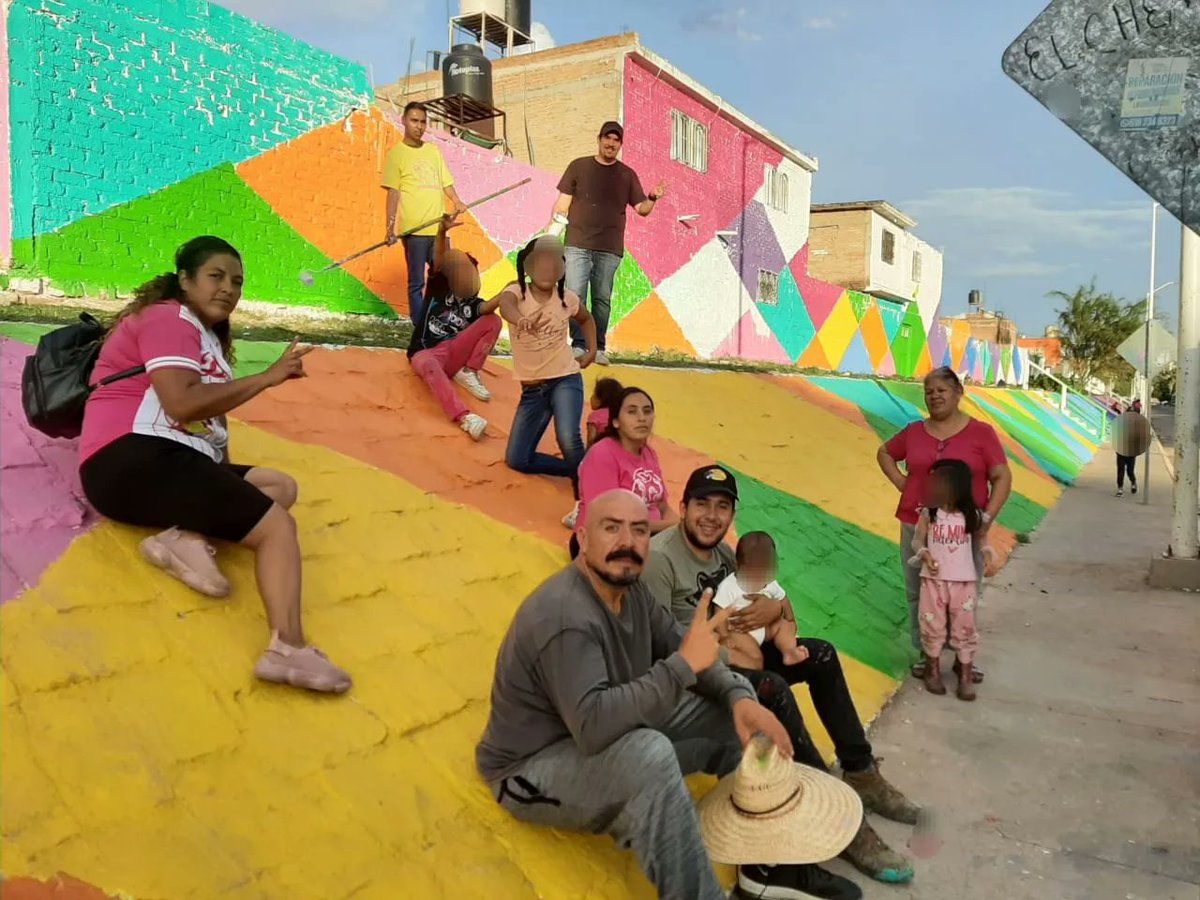 CedhDurango's tweet photo. El trabajo y la participación de las #familias son fundamentales para seguir transformando los #espaciospúblicos, continuar reconstruyendo el tejido social, esto es posible gracias a #TerritoriosDePaz y #Mibe que con #arte y #color todo se ve mejor. 👨‍🎨🖌🎨👩‍🎨🕊 https://t.co/lwdZ4ngyFd