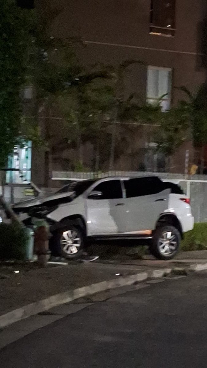 OmarVillalbaG's tweet photo. #09Jul Paso restringido 🚫 Calle Oeste, Urb Manzanares, accidente sin lesiones Autoridades @PoliBaruta en el lugar  
hora: 8pm https://t.co/HvbKiStFXM