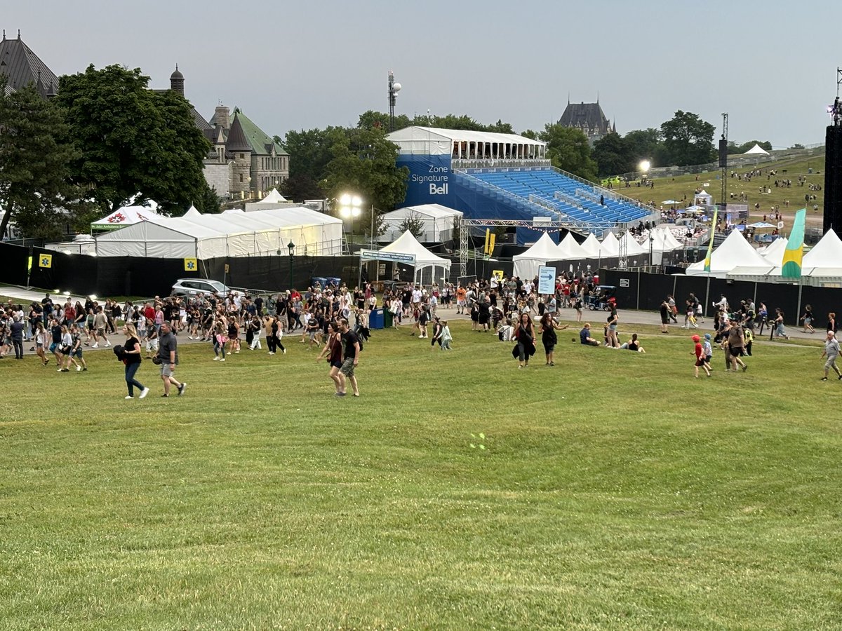 antoinecasgrain's tweet photo. Le site des plaines d’Abraham est évacué d’urgence. Les autres sites du #FEQ aussi! https://t.co/RyUvO6KwpL
