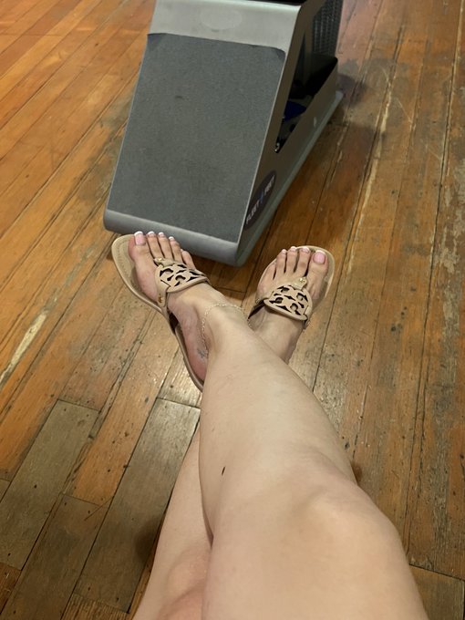 1 pic. Toes out @ the store 😋🩷 love my new sandals 😍 https://t.co/HbHligJct5