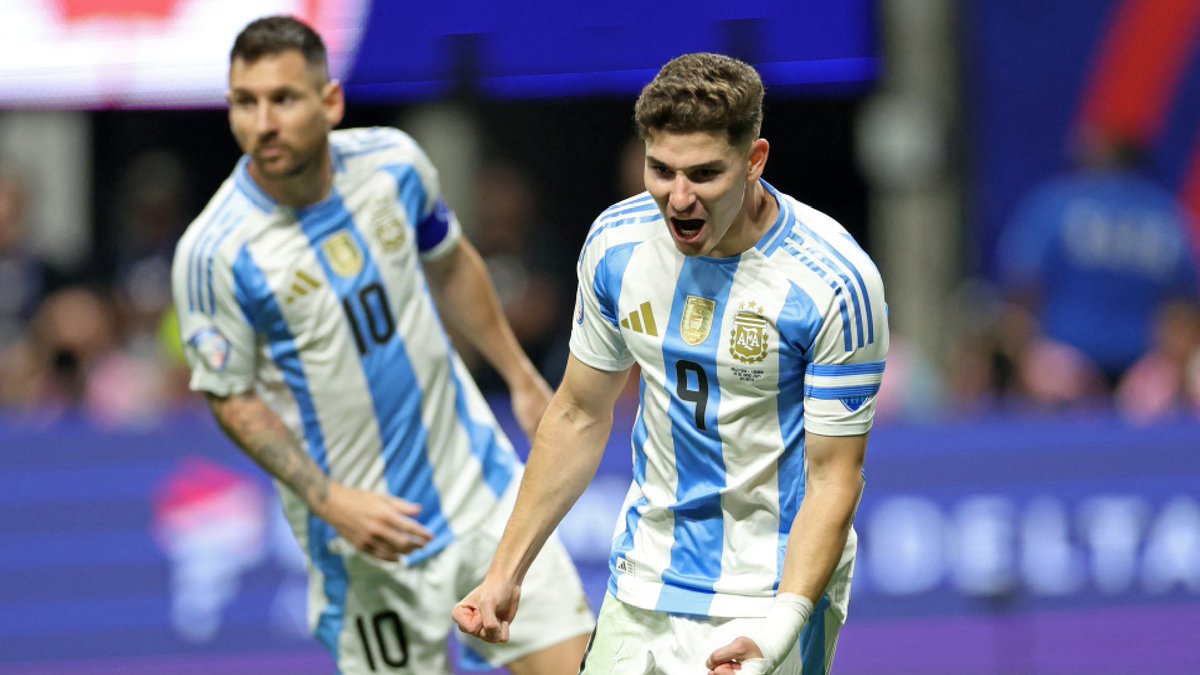 GOOOL DE ARGENTINA 🇦🇷

Buen pase de De Paul, excelente control y definición de Julián Álvarez. ¡Vamos, Selección!