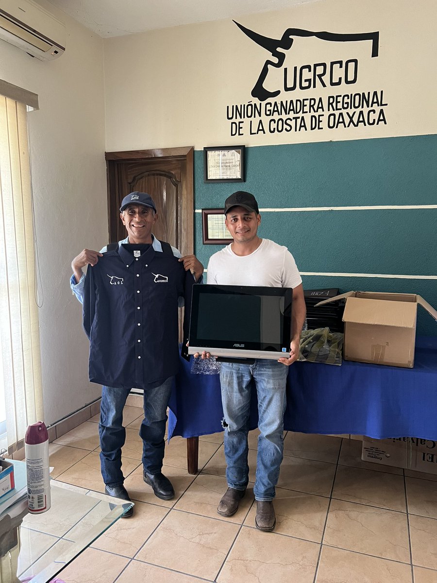 Con mucho gusto, apoyamos a la Asociación Ganadera de Santiago Ixtayutla, con un equipo de cómputo y camisas para la mesa directiva. 
Vamos a seguir redoblando esfuerzos para fortalecer los servicios en las Asociaciones ganaderas de la Costa de Oaxaca.  
<a href="/JulioBerdegue/">Julio Berdegué</a>