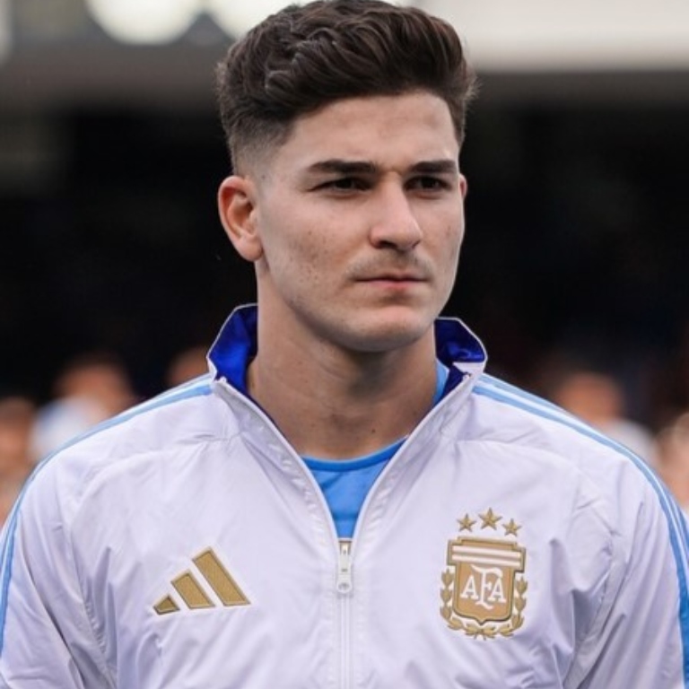 Marcó en semifinales de Mundial, marcó en semifinales de UEFA Champions League y marcó en semifinales de Copa América. Julián Álvarez SIEMPRE aparece cuando más lo necesitan. Un delantero de momentos importantes. LA ARAÑA SIEMPRE PICA.