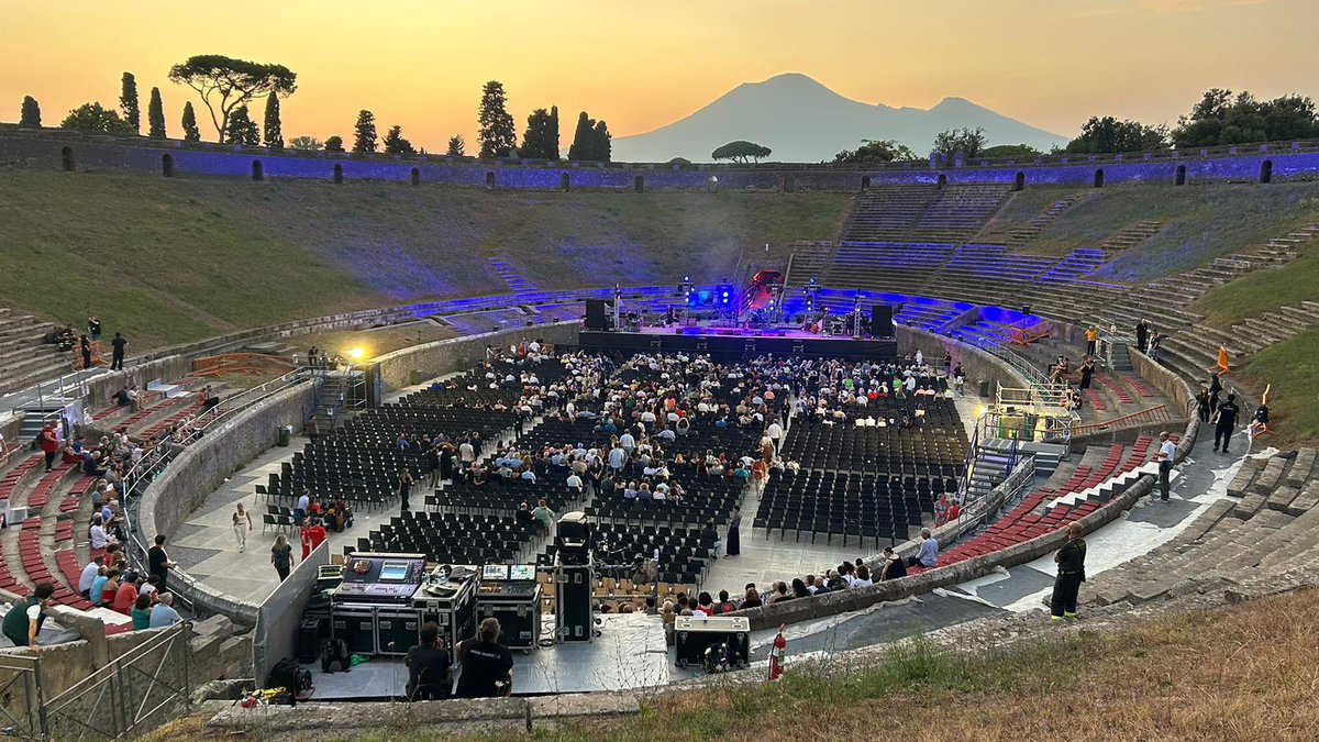 Before the eruption…
Great night in Pompeii.
Fantastic crowd. 
I’ll post you something from the actual gig tomorrow. 

Ascoli Piceno next.
We are live-streaming . €10 gets you a ticket. 
Register here

streamingindoorgardenparty.com