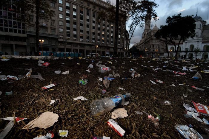 atlanticsurff's tweet photo. - La 1era foto es como quedó la calle luego de los festejos del 9 de Julio con el Gobierno de Milei.
- La 2da foto es como quedaba la calle luego de los festejos del 9 de Julio con el Gobierno de Cristina. 

Esto nos diferencia, siempre. 👇👊🚬 https://t.co/l8bIODwLgv