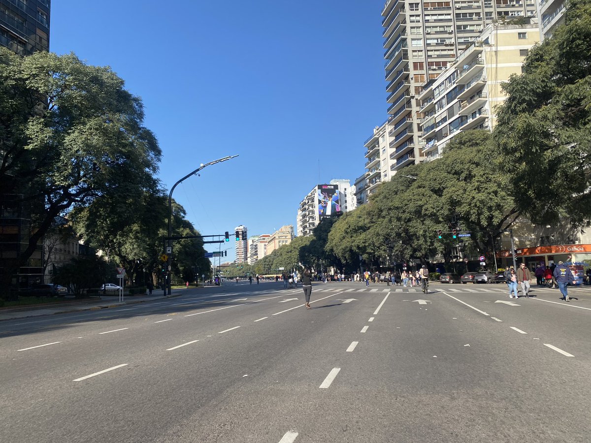 atlanticsurff's tweet photo. - La 1era foto es como quedó la calle luego de los festejos del 9 de Julio con el Gobierno de Milei.
- La 2da foto es como quedaba la calle luego de los festejos del 9 de Julio con el Gobierno de Cristina. 

Esto nos diferencia, siempre. 👇👊🚬 https://t.co/l8bIODwLgv