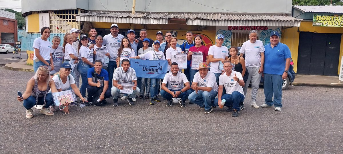 #09JUL | Recorrido casa por casa en el sector 23 de enero de la parroquia San Simón enseñando a la gente a votar llevando el mensaje de esperanza y unidad. Con la compañia de los Sec. <a href="/JavierChaida/">Javier Chaida Gordon</a>, <a href="/hectorchinom/">Hector "Chino" Maita</a>

¡Se acerca el cambio Venezuela! 🇻🇪
