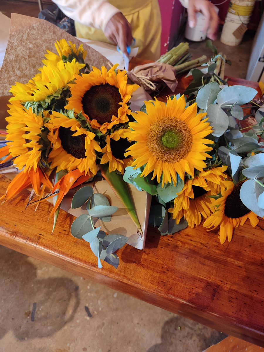 FranceG07's tweet photo. Me compré flores para mi ,.porque puedo ❤️ https://t.co/4gWEdl56eN