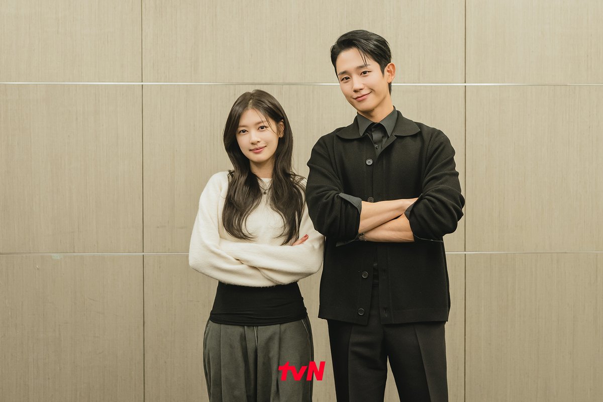 CJnDrama's tweet photo. 떴다, 입덕 유발 청춘 조합 (ღ•͈ᴗ•͈ღ)♥
설렘+청춘+케미 그리고 가족의 따뜻함까지 있는
<엄마친구아들> 대본 리딩 현장 공개💕

파란만장 동네 한 바퀴 로맨스 <엄마친구아들>
8/17 [토] 밤 9:20 첫 방송 | tvN

#엄마친구아들 #정해인 #정소민 #김지은 #윤지온
#tvN #tvN에서봐 #스트리밍은TVING https://t.co/66qxesoY74
