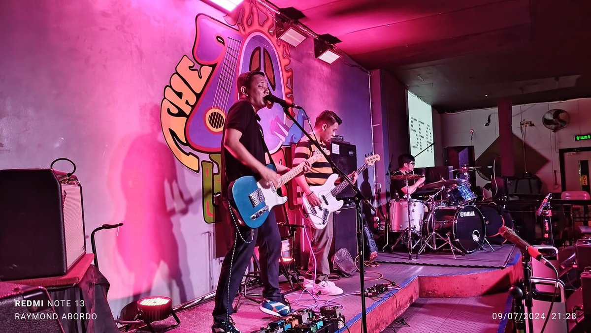 fivefeetadjust's tweet photo. Ngayon lang uli kami nakatugtog ng live set, at first time yata namin sa @70sbistro? Maraming salamat @slickmasterph at Carrie para dito!

May gig ba kayo na pwede namin salihan? Tara game. 🥁

📷@RaymondAbordo https://t.co/p4Eq7o4dB5
