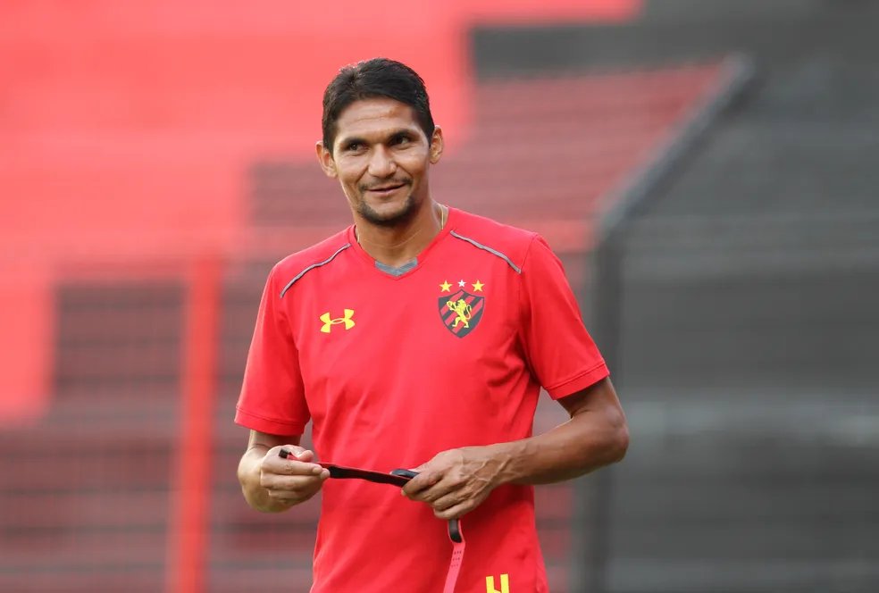 SportSambaClub's tweet photo. Só quem é rubro-negro de verdade vai pegar essa referência do nosso samba:

"Sport de Magrão e Xerife, Da profecia e do embaixador" 🎶 https://t.co/xKPeuVcf95