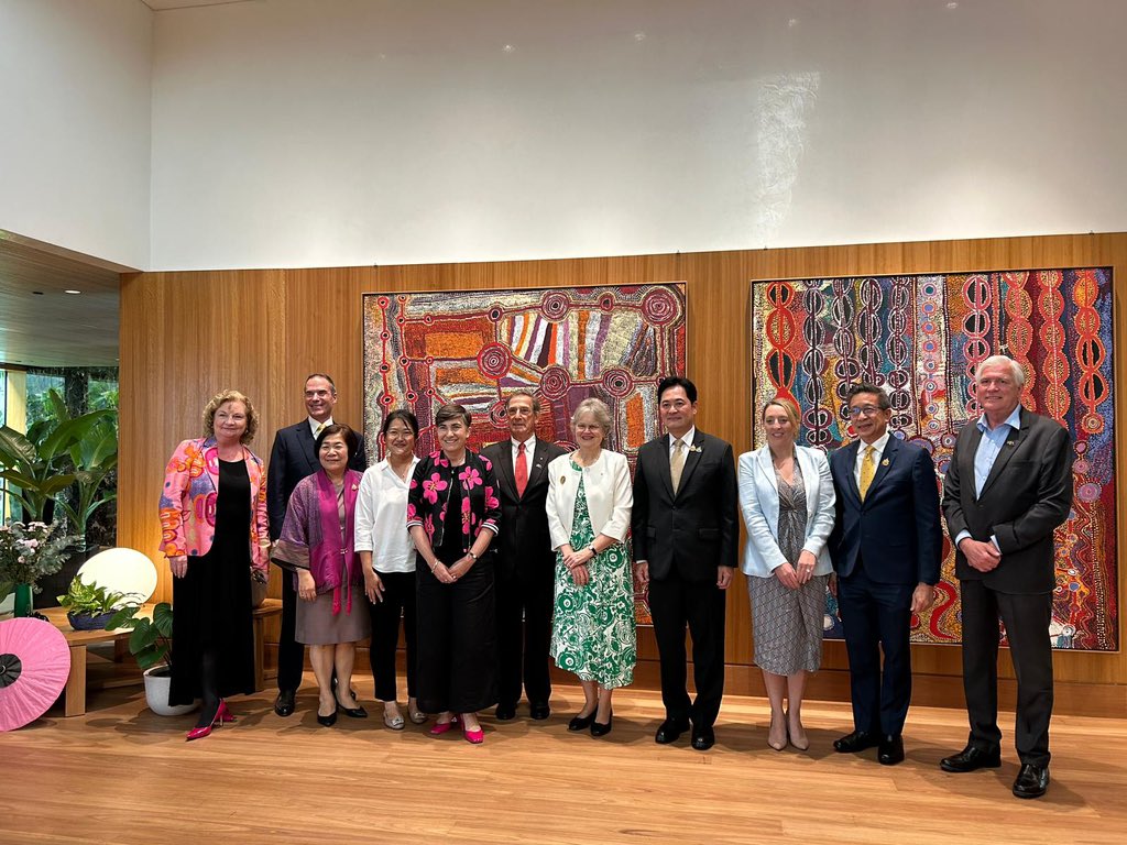 Angela Macdonald tweet media