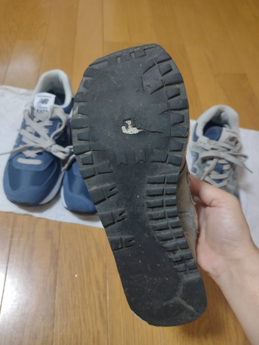 hornswearingtie's tweet photo. 穴があくまで履いたけど、ソールがすり減った以外はどこも悪くなってないんですよ。本当に自分の足にピッタリで。造りもしっかりしてるし。
気に入ったものは何度もリピートするタイプだから、この定番は変わらないでくれるといいな。
#NewBalance #ML574 https://t.co/Y8CewzGlRP