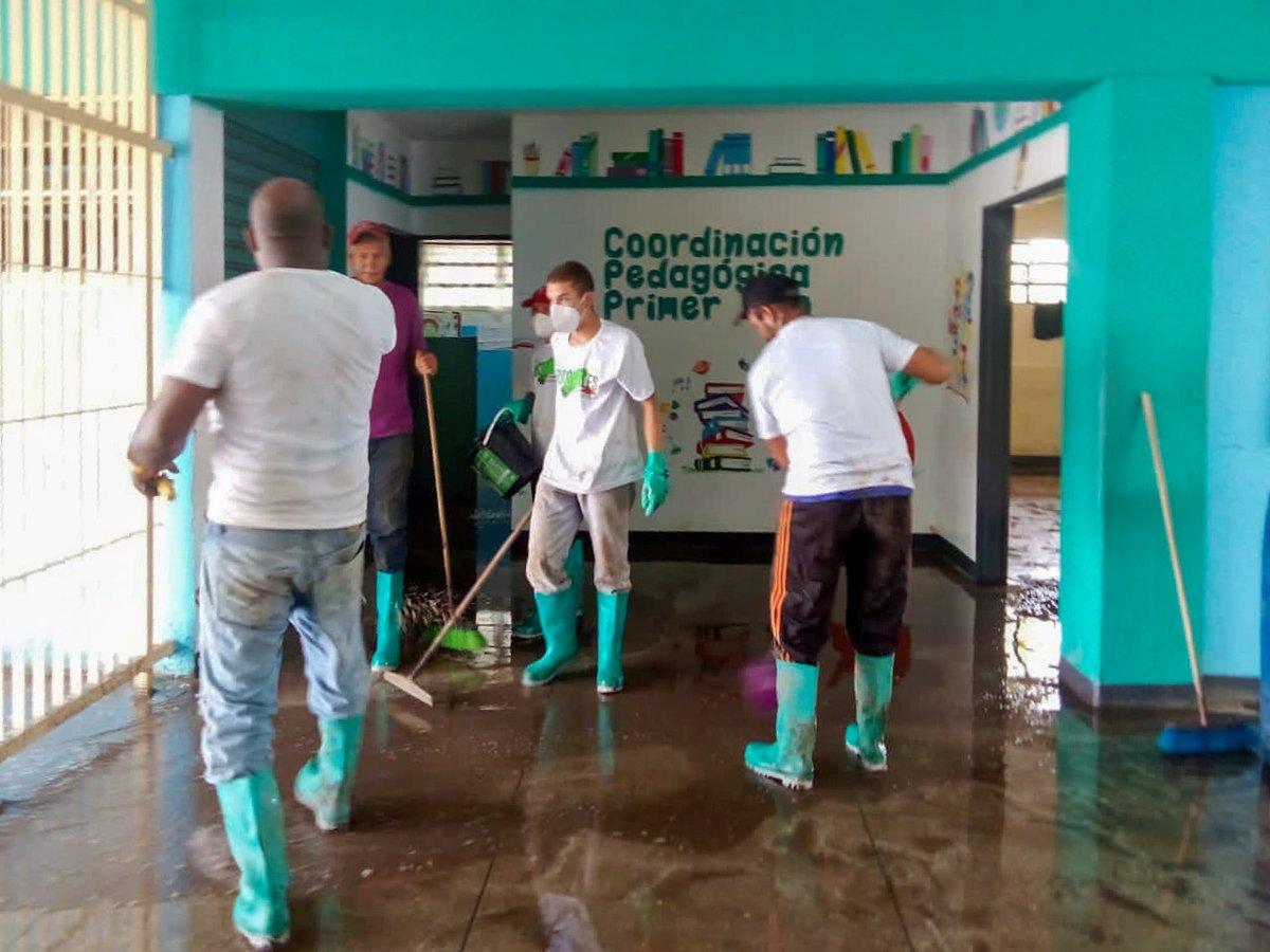 _LaAvanzadora's tweet photo. ¡Cumanacoa renacerá!

Desde el Puesto de Comando Central, informamos al pueblo y a nuestro Pdte. @NicolasMaduro, que más de la mitad de las instituciones educativas en Cumanacoa, estado Sucre, se encuentran en segunda fase de rehabilitación. 

@MPPEDUCACION https://t.co/hvACMAJCja