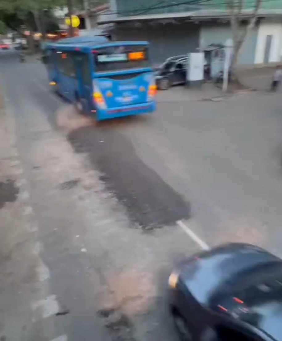 MIOusuarios's tweet image. Adivinen quien tapó el hueco donde cayó el bus del MIO...🤔
El mismo Samuel Merchán.
A la Alcaldia de Cali no le importó ni siquiera que un bus del MIO cayera en los huecos.😒
#CaliCiudadEuropea