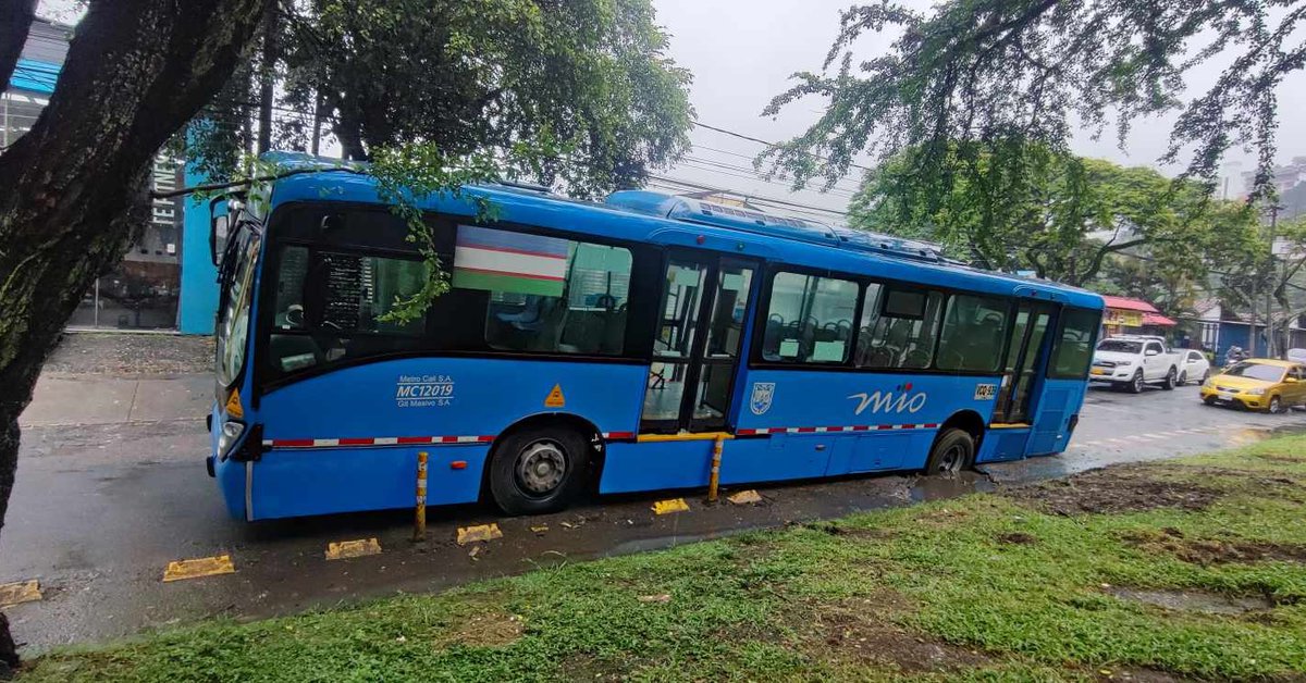 MIOusuarios's tweet image. Adivinen quien tapó el hueco donde cayó el bus del MIO...🤔
El mismo Samuel Merchán.
A la Alcaldia de Cali no le importó ni siquiera que un bus del MIO cayera en los huecos.😒
#CaliCiudadEuropea