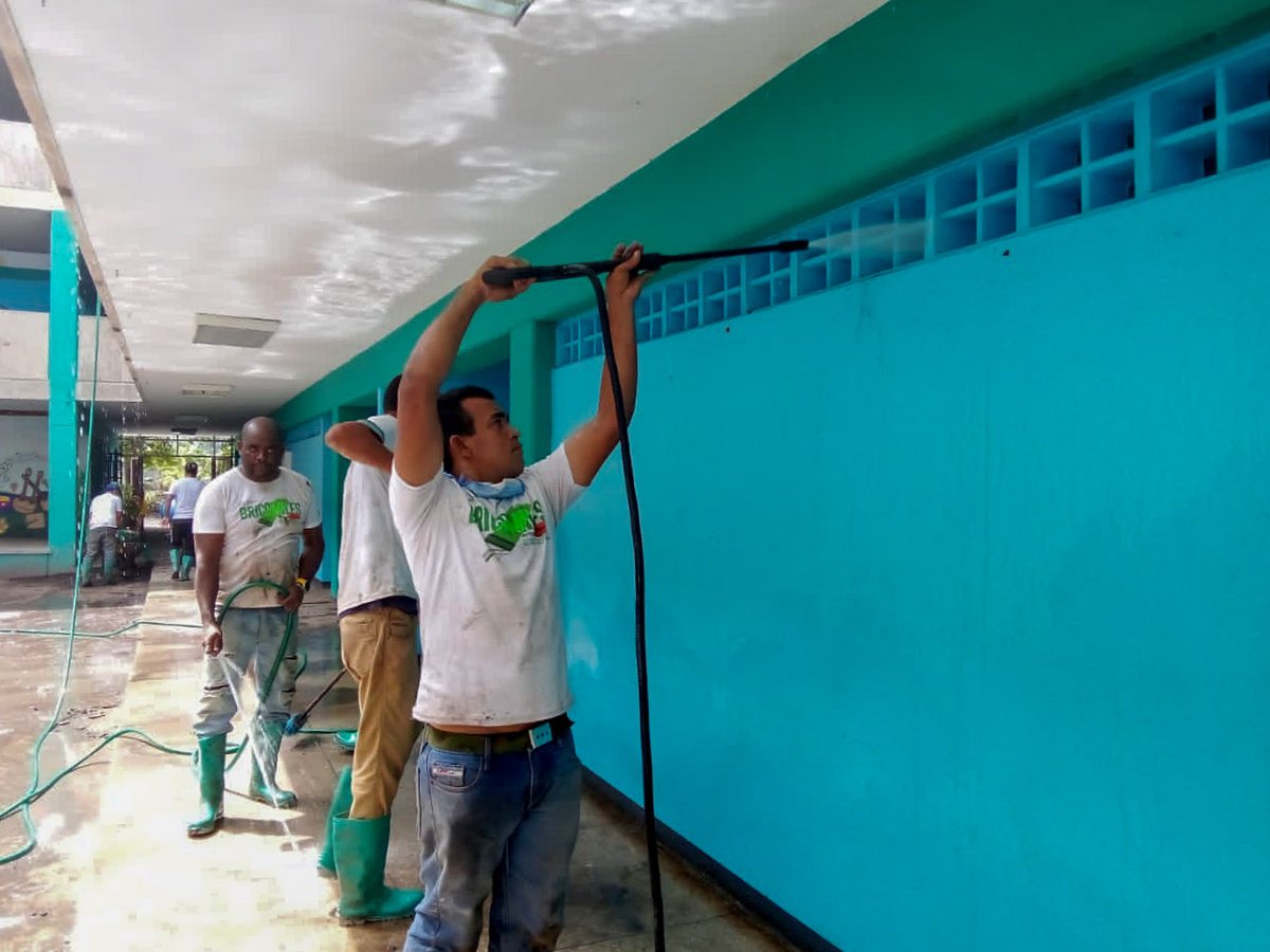 _LaAvanzadora's tweet photo. ¡Cumanacoa renacerá!

Desde el Puesto de Comando Central, informamos al pueblo y a nuestro Pdte. @NicolasMaduro, que más de la mitad de las instituciones educativas en Cumanacoa, estado Sucre, se encuentran en segunda fase de rehabilitación. 

@MPPEDUCACION https://t.co/hvACMAJCja