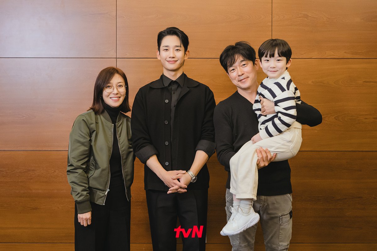CJnDrama's tweet photo. 찐 가족처럼 유쾌하고 훈훈한 혜릉동 사람들🏡
웃음 가득 믿보배 배우들의 갓벽 티키타카 (ू˃o˂ू)

파란만장 동네 한 바퀴 로맨스 <엄마친구아들>
8/17 [토] 밤 9:20 첫 방송 | tvN

#엄마친구아들 #정해인 #정소민 #김지은 #윤지온
#tvN #tvN에서봐 #스트리밍은TVING https://t.co/dfJUkn2Dz0