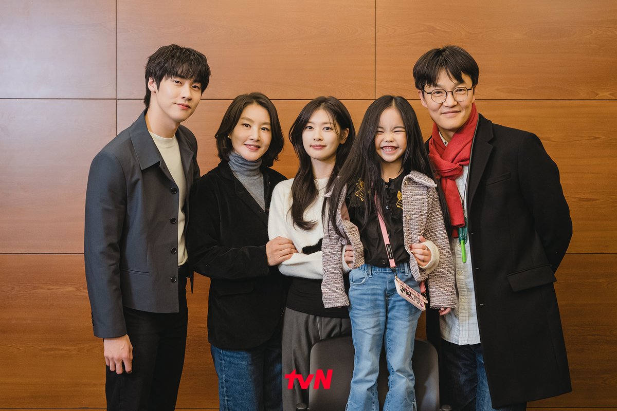 CJnDrama's tweet photo. 찐 가족처럼 유쾌하고 훈훈한 혜릉동 사람들🏡
웃음 가득 믿보배 배우들의 갓벽 티키타카 (ू˃o˂ू)

파란만장 동네 한 바퀴 로맨스 <엄마친구아들>
8/17 [토] 밤 9:20 첫 방송 | tvN

#엄마친구아들 #정해인 #정소민 #김지은 #윤지온
#tvN #tvN에서봐 #스트리밍은TVING https://t.co/dfJUkn2Dz0
