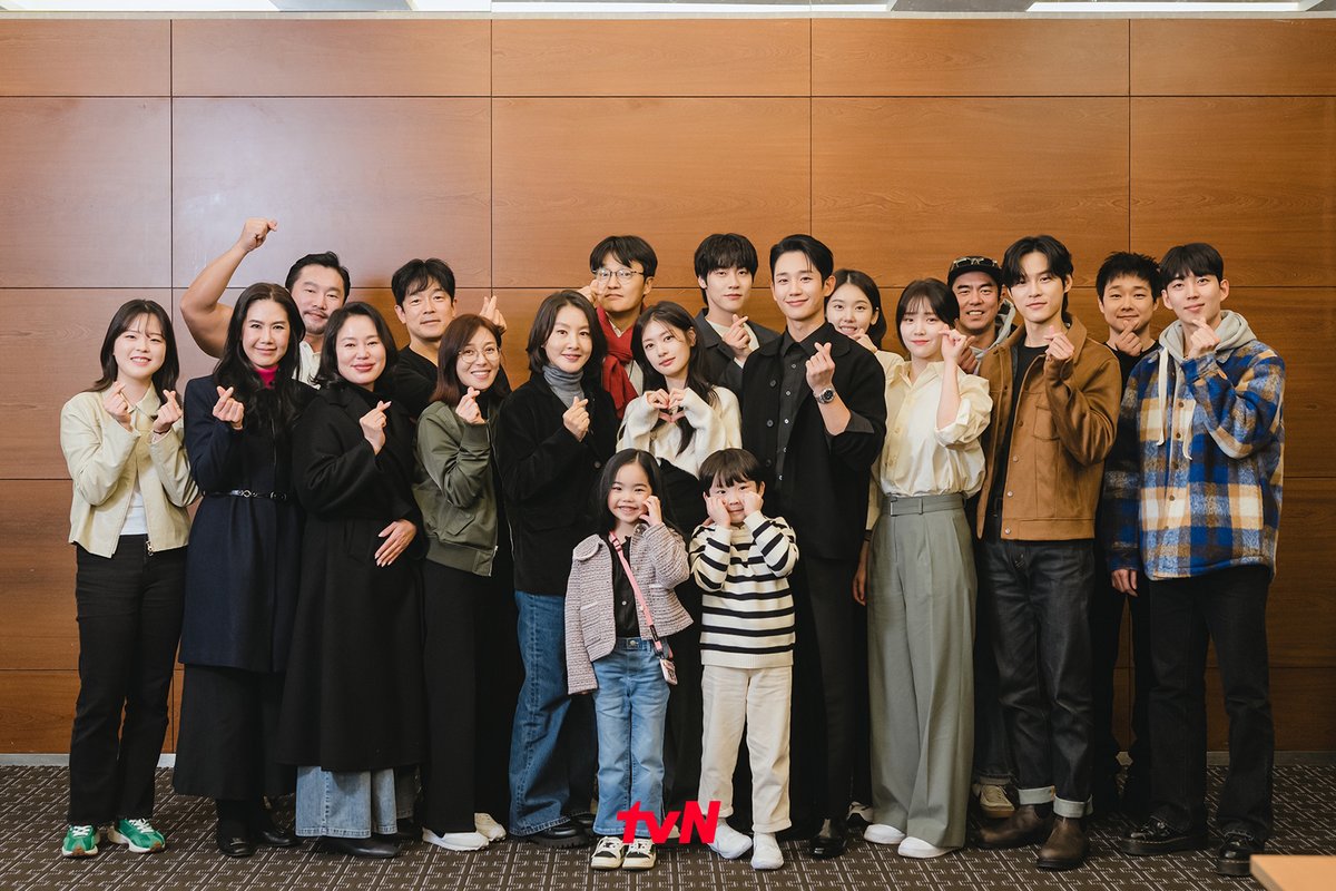 CJnDrama's tweet photo. 찐 가족처럼 유쾌하고 훈훈한 혜릉동 사람들🏡
웃음 가득 믿보배 배우들의 갓벽 티키타카 (ू˃o˂ू)

파란만장 동네 한 바퀴 로맨스 <엄마친구아들>
8/17 [토] 밤 9:20 첫 방송 | tvN

#엄마친구아들 #정해인 #정소민 #김지은 #윤지온
#tvN #tvN에서봐 #스트리밍은TVING https://t.co/dfJUkn2Dz0