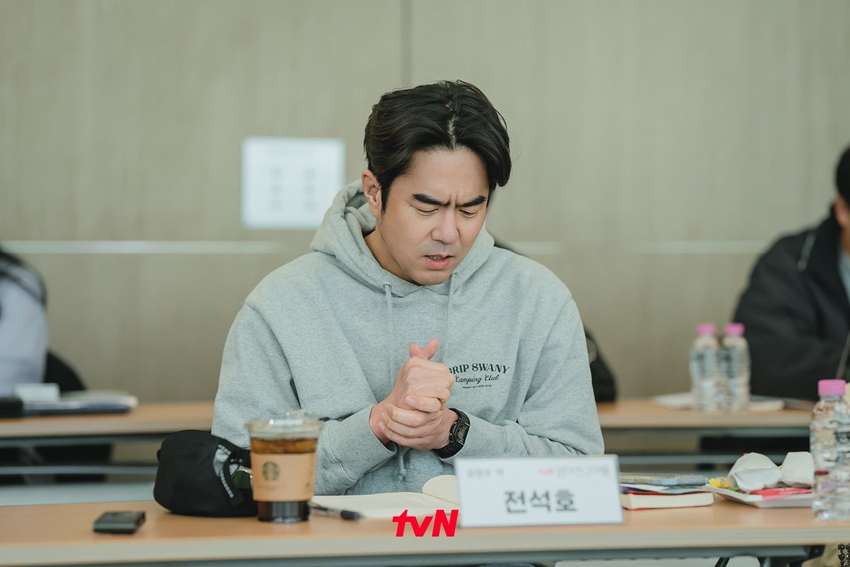 CJnDrama's tweet photo. 찐 가족처럼 유쾌하고 훈훈한 혜릉동 사람들🏡
웃음 가득 믿보배 배우들의 갓벽 티키타카 (ू˃o˂ू)

파란만장 동네 한 바퀴 로맨스 <엄마친구아들>
8/17 [토] 밤 9:20 첫 방송 | tvN

#엄마친구아들 #정해인 #정소민 #김지은 #윤지온
#tvN #tvN에서봐 #스트리밍은TVING https://t.co/dfJUkn2Dz0