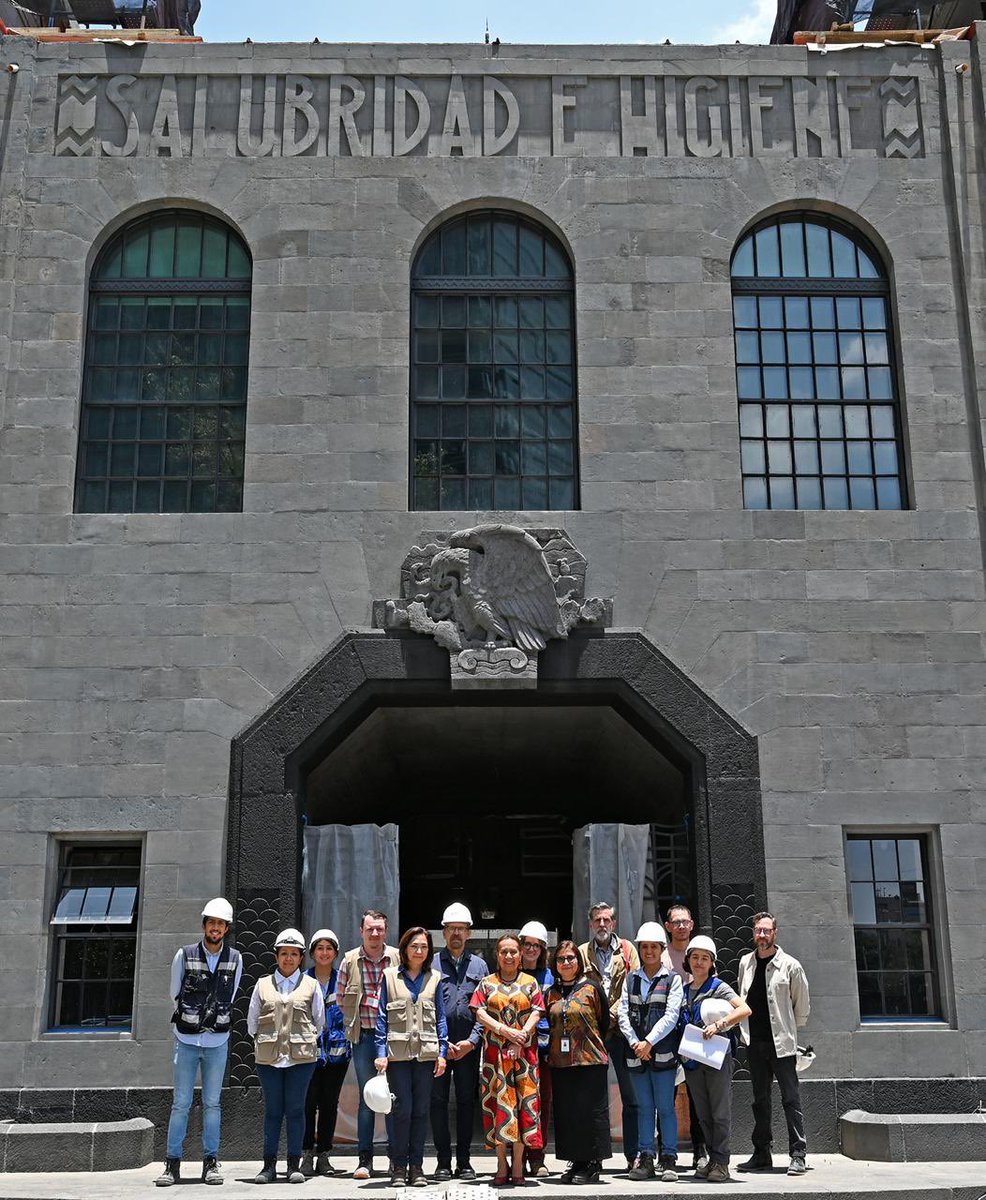 La directora general de #INBAL, Dra. @LucinaJimenez, acompañada por el Arq. Gabriel Mérigo Basurto, integrante de la Comisión Nacional de Monumentos Artísticos del Instituto, realizaron un recorrido para  conocer el avance de la rehabilitación y restauración del antiguo edificio