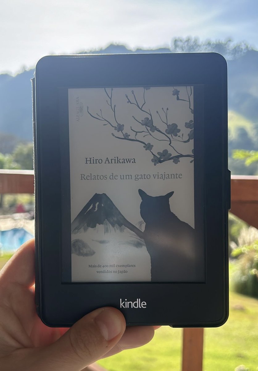Terminei “Relatos de um gato viajante” e acho que é uma leitura tranquila, daquelas pra ler sem muito esforço. A história é bonita e triste. Não achei sensacional, como vi em alguns comentários, mas é agradável. Talvez os gateiros se identifiquem mais. No geral, um bom livro