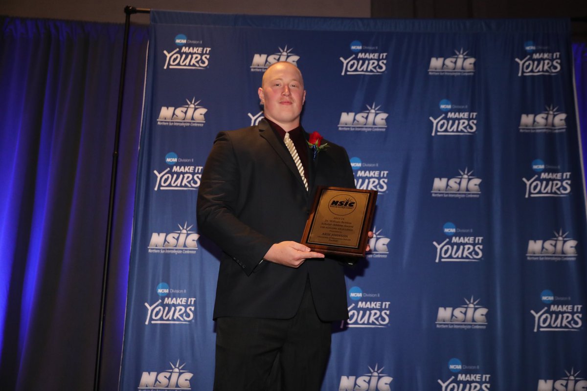 Arik Johnson of <a href="/Umdbulldogs/">UMD Athletics</a> honored as the Dr. William Britton Scholar-Athlete Award winner at the #NSICHOF Banquet. #ShineOn
 
northernsun.org/news/2024/5/22…