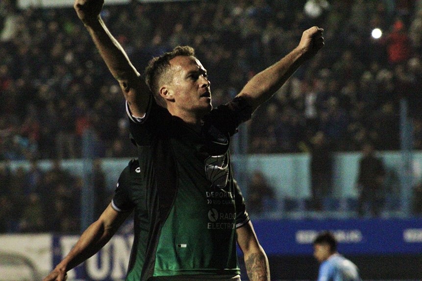 EstudiantesRio4's tweet photo. En medio de anuncios, cambios y el regreso de ex jugadores a nuestra institución, aprovechamos la oportunidad para oficializar el retiro de Nicolas Foglia como jugador de fútbol. En esa línea y ya siendo parte del cuerpo técnico que encabeza Alexis Matteo... https://t.co/fJyXMhupPh
