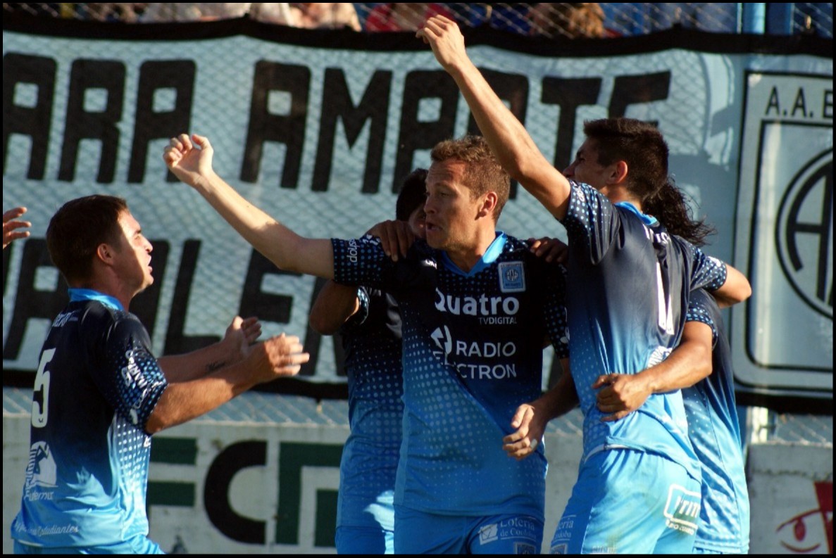 EstudiantesRio4's tweet photo. En medio de anuncios, cambios y el regreso de ex jugadores a nuestra institución, aprovechamos la oportunidad para oficializar el retiro de Nicolas Foglia como jugador de fútbol. En esa línea y ya siendo parte del cuerpo técnico que encabeza Alexis Matteo... https://t.co/fJyXMhupPh