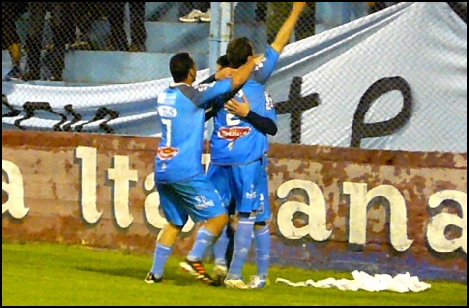 EstudiantesRio4's tweet photo. será reconocido dentro del campo de juego en los próximos días. 
Nico siempre será un león y hoy desde otro lugar, elige seguir siendo parte de Estudiantes de Río Cuarto. No es una despedida, más bien el reconocimiento a su trayectoria deportiva como jugador. https://t.co/yRYZPRm2ks