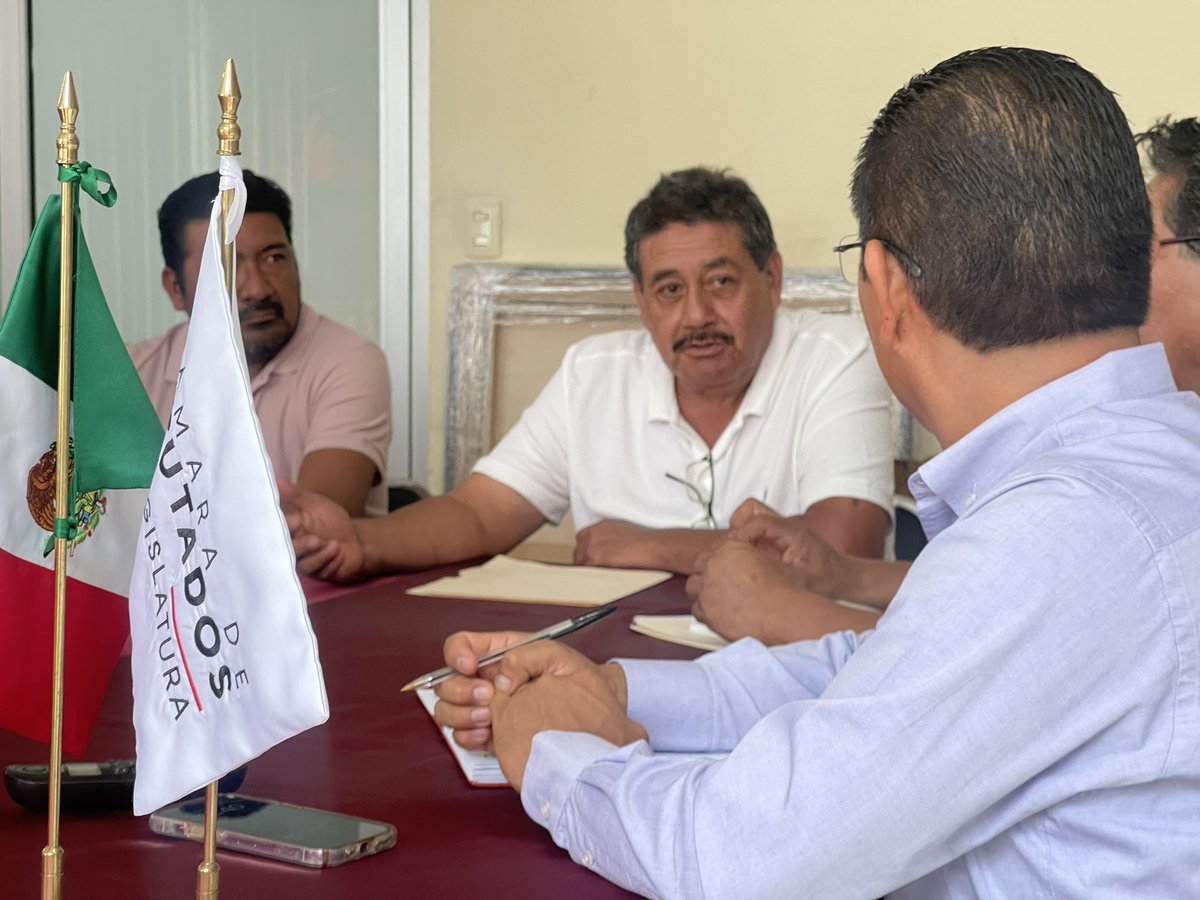 DanielGOaxaca's tweet photo. Un gusto estrechar las manos de nuestros artesanos #Canteros de #MagdalenaApasco, #Etla con quienes acordamos caminar en unidad para construir un futuro de bienestar y progreso en favor de quienes día con día enaltecen la riqueza cultural y artística de nuestro Estado de #Oaxaca. 

Como oaxaqueños orgullosos, participaremos siempre en el impulso a nuestros hermanos artesanos del valle de Etla.

#Daniel #Gutierrez #Oaxaca 
#LaEsperanzaDeOaxaca
#AlianzaProgresistaDeOaxaca
#SUMA
@Mx_Diputados